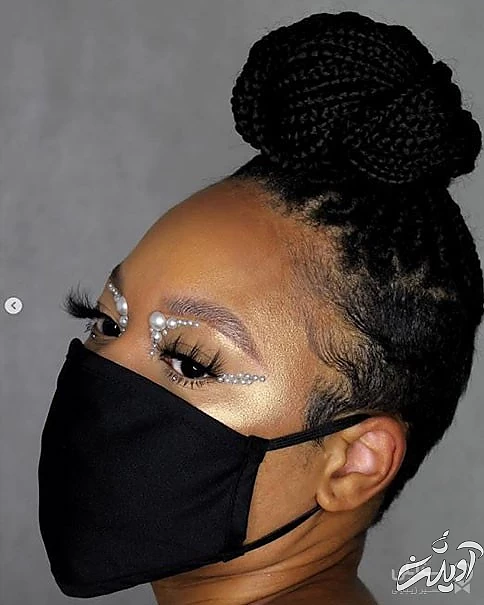 آرایش چشم مرواریدی و ماسک مشکی